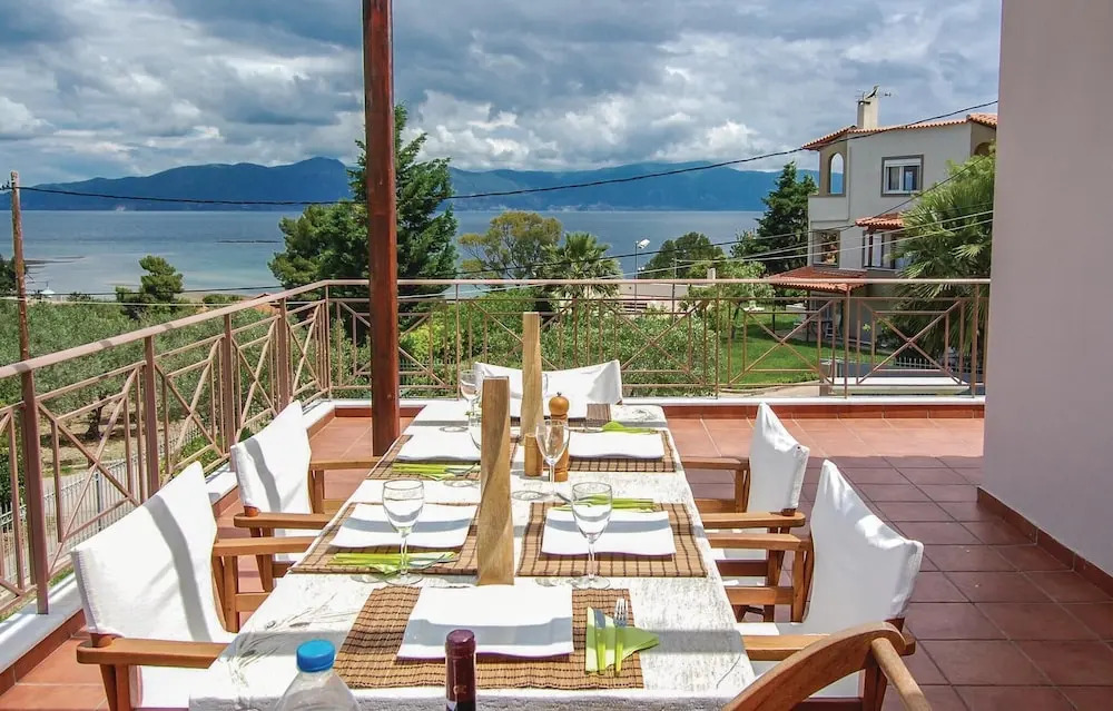 Two-Bedroom Holiday Home In Livanates