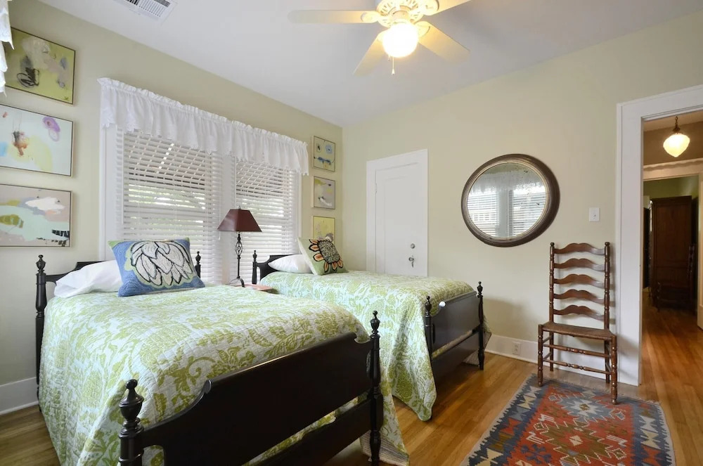 3BR 1.75BA Stylish Hyde Park House by RedAwning