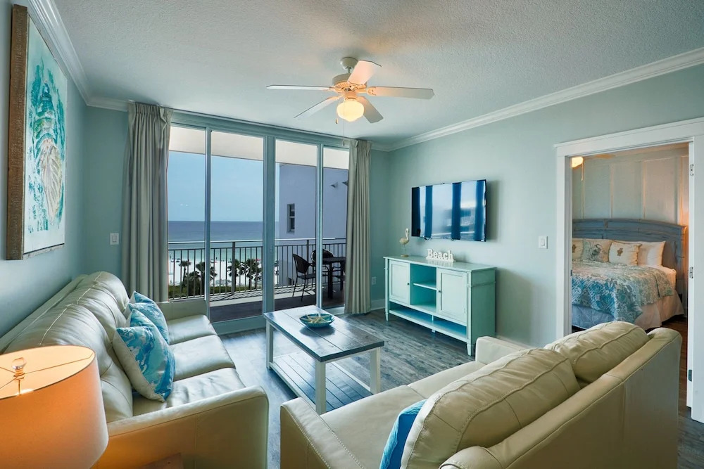 Waterscape B606 - 2 Br condo by RedAwning