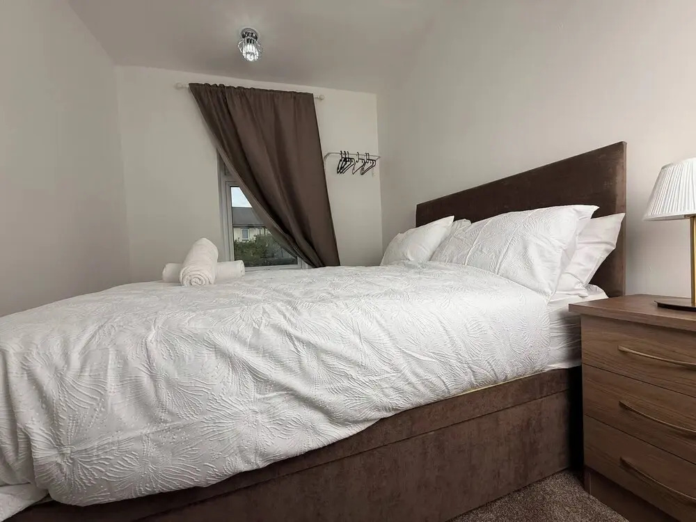 Urban Calm Spacious 3-bed Home With Free Parking