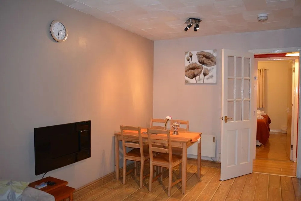 Facing Glasgow Green spacious Apartment Free parking