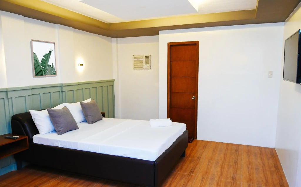 RedDoorz Plus @ Casareal Hotel