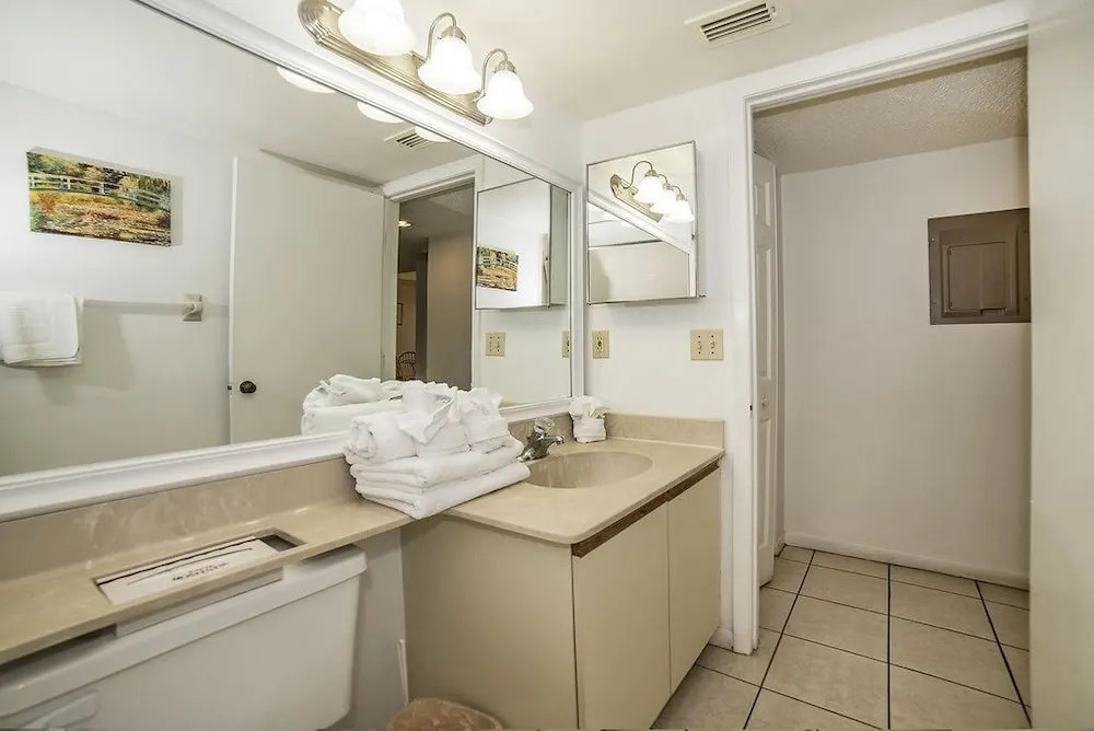 Shorewalk lakeview condo close to IMG