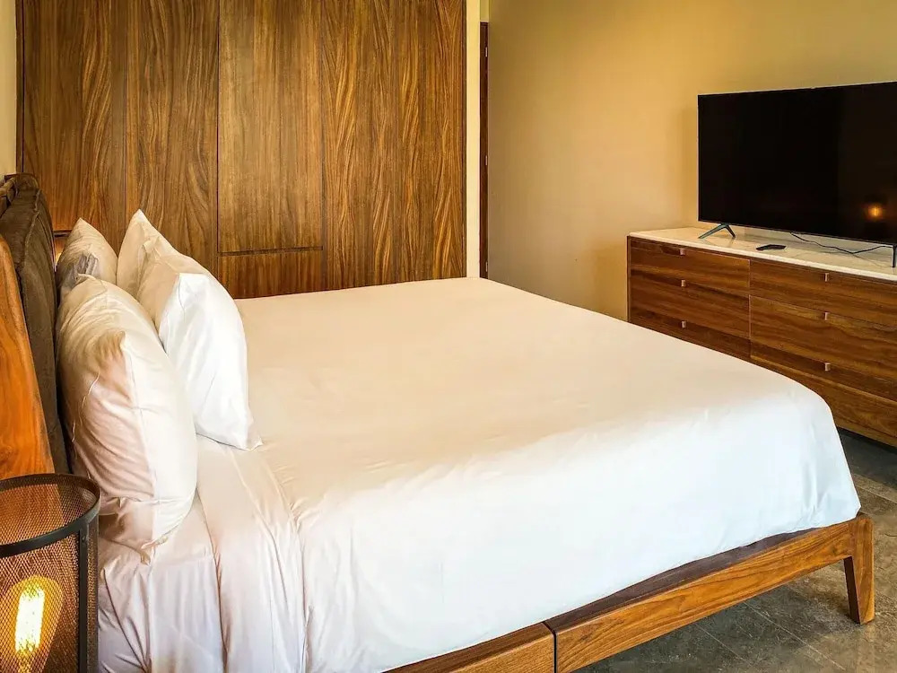 Bright Stylish 2 BR Condo With Pool View Gym Spa Access