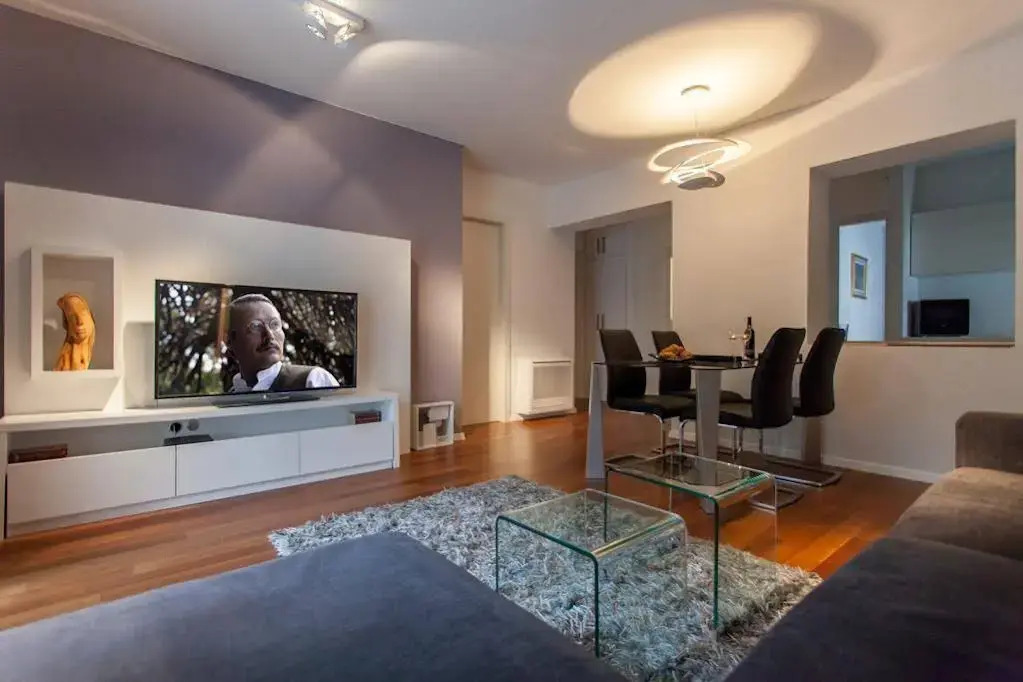 Apartment Happiness Split