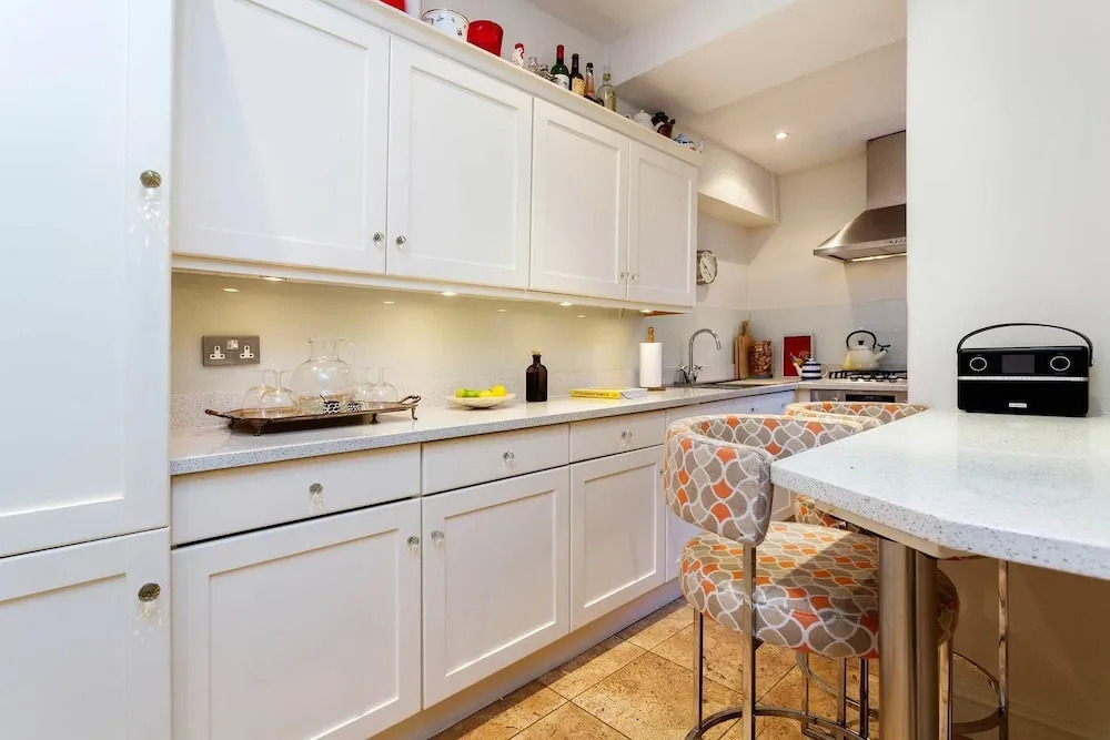 Elegant Two-bedroom Flat in Evelyn Gardens