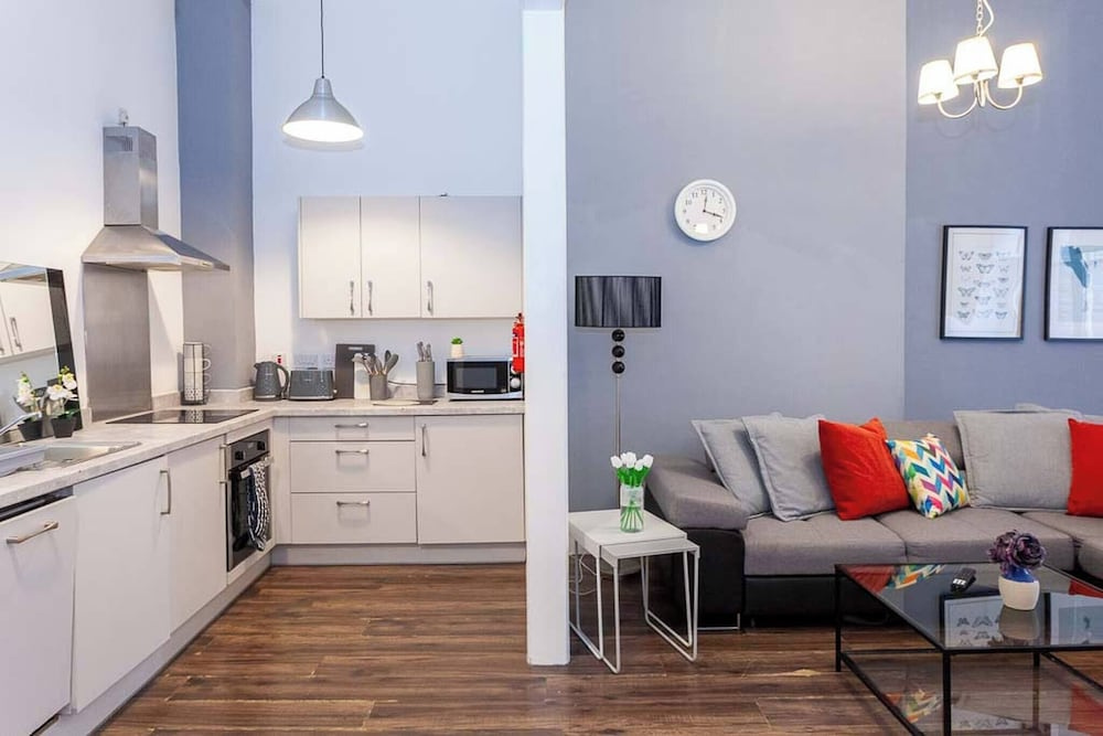 Spacious 2BR -liverpool Central - Walk to Royal Dock, Nightlife & Train Station