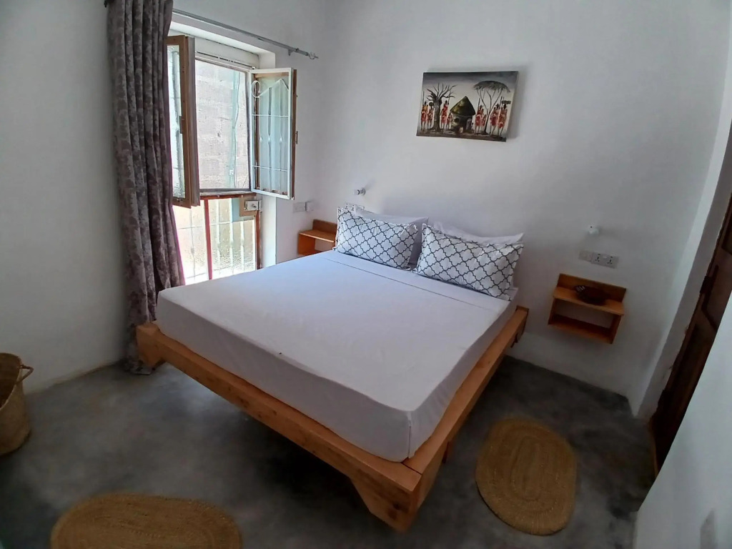 Private 2 bedrooms apt with WIFI only few steps to the beach