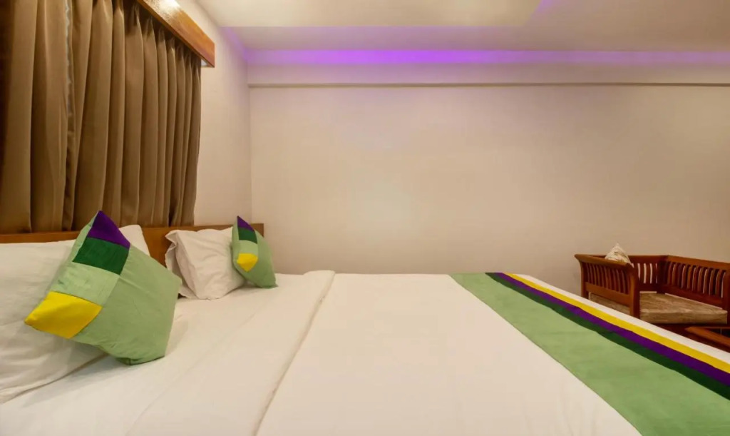 Treebo Elite Plaza, 700 Mtrs From Madikeri Fort