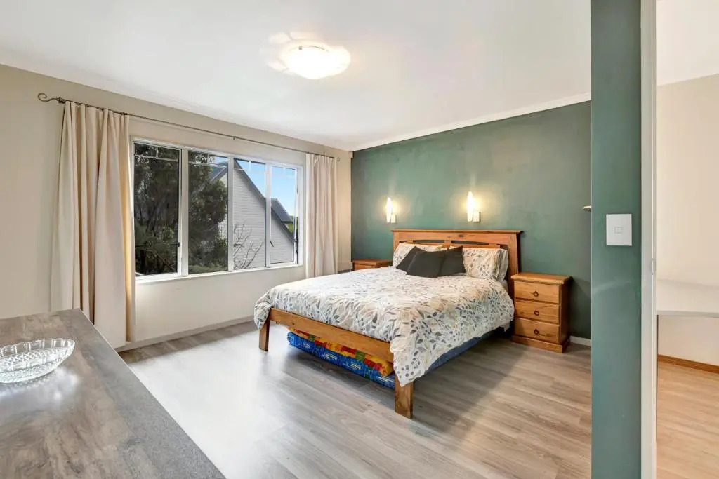 Cheerful 4 bedroom home with free parking.