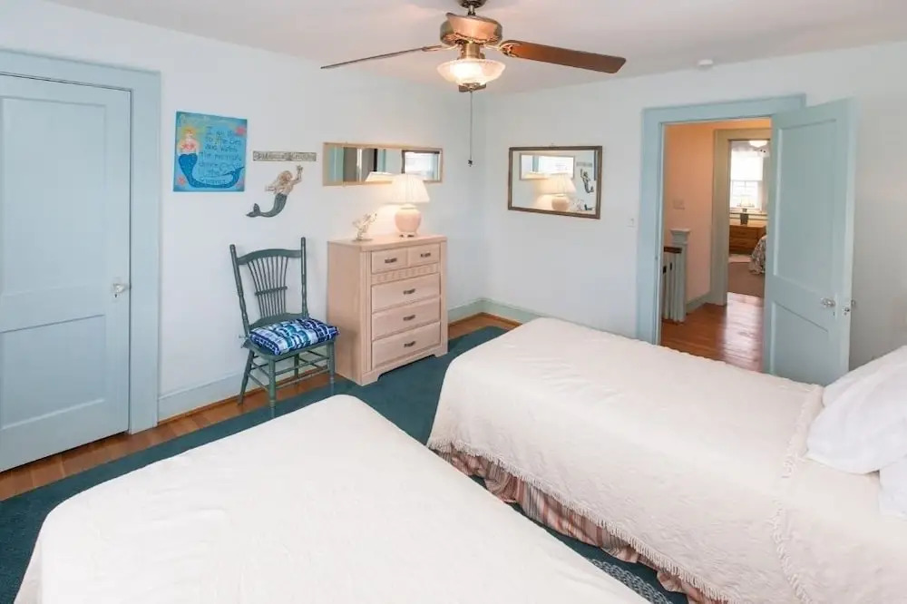 Sea Dog 5 Bedrooms 3 Bathrooms Home