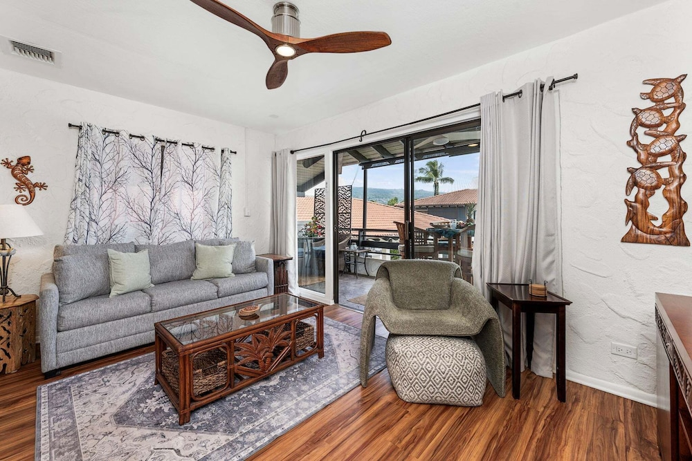 Kona Condo Near Downtown Partial Ocean View Central A/C Sleeps 4 - Vrkcv