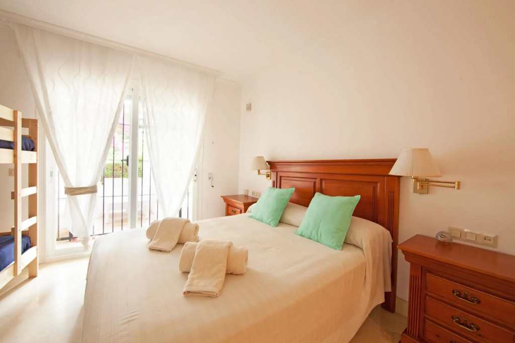 White Pearl Beach J4