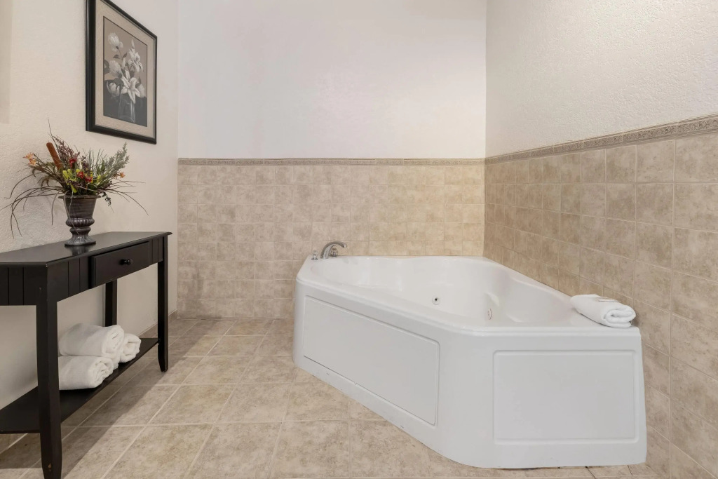 Howard Johnson by Wyndham Oacoma Hotel & Suites