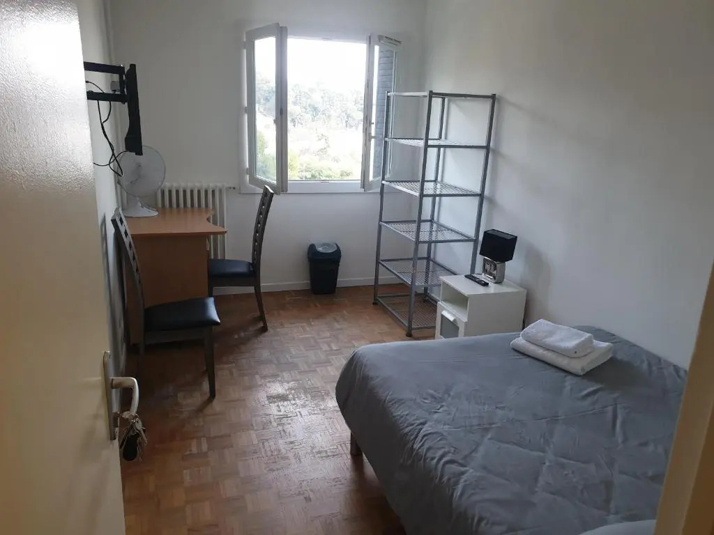 NEW CHEAP PRIVATE ROOM, KITCHEN , OVERWIEUW sea,TRAM on spot, 12 minutes from nice train station with tram , beach in 17 min tram , CHAMBRE PRIVÉE pas cher, cuisine équipée , tram sur place, APERÇU mer, 12 min de la gare de Nice avec le tram, 17 min plage