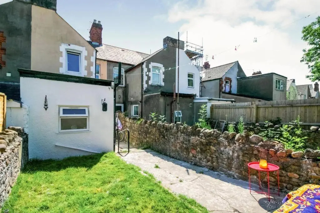 Lovely 3 bedroom house with garden and parking