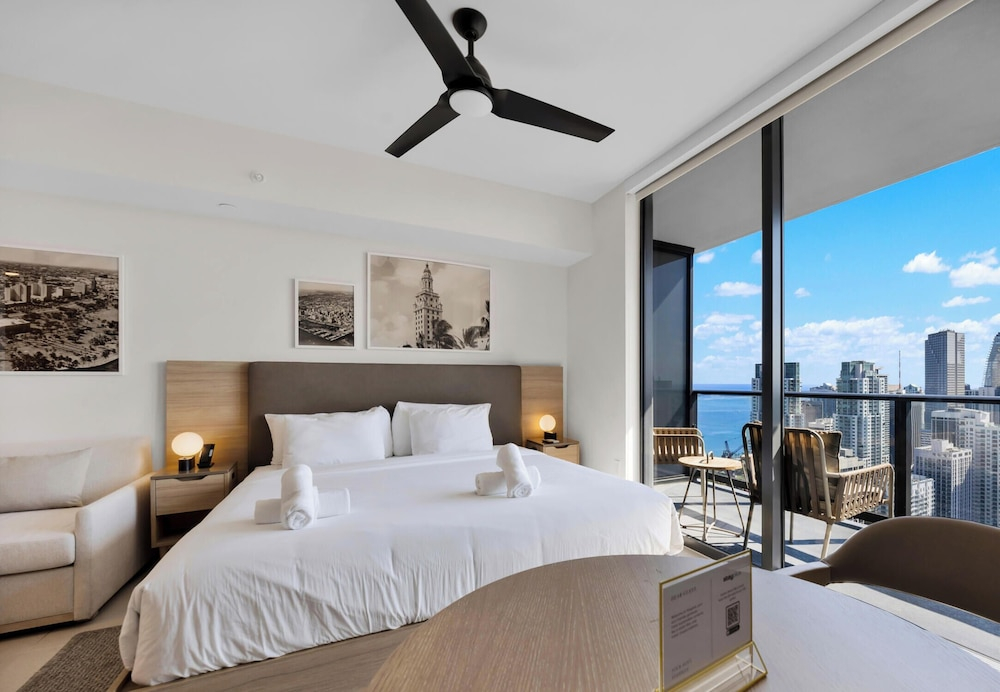46th-Floor High-Rise Studio - Pool & Gym