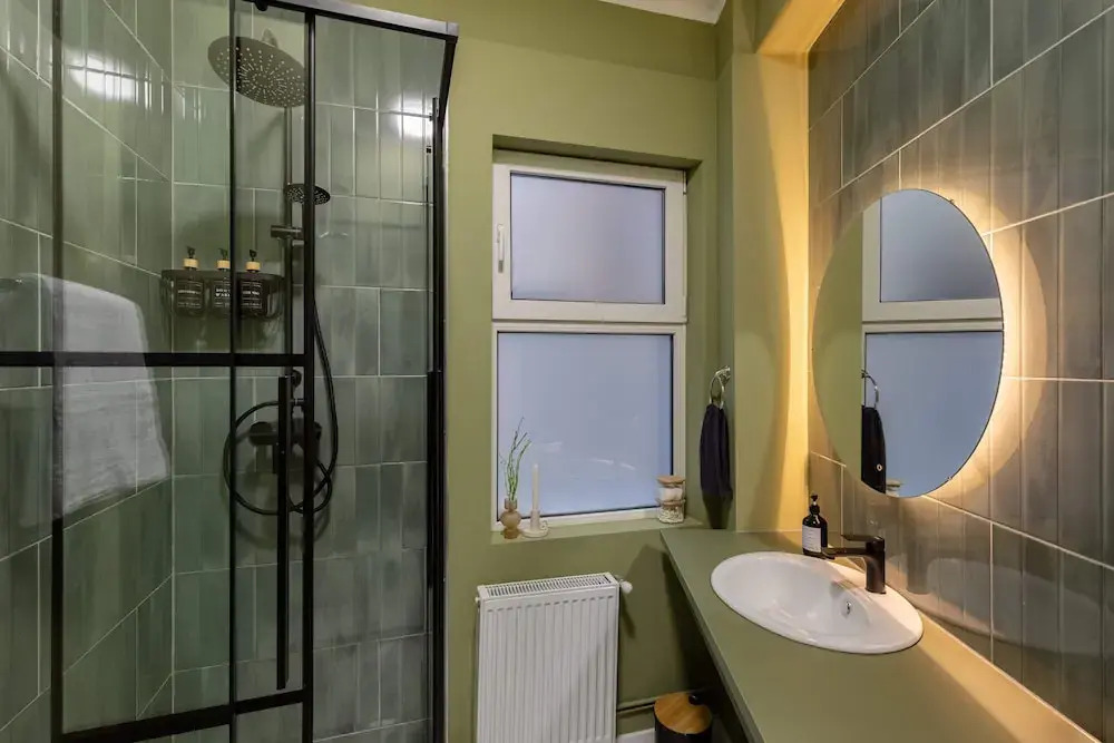 Delightful University Square 1BR, Balcony Church Views