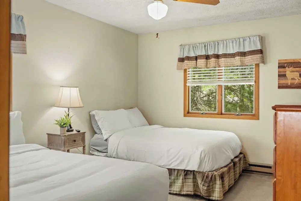Shady Pines by Avantstay Enclosed Porch, Game Rooms, & Lake/beach Access!