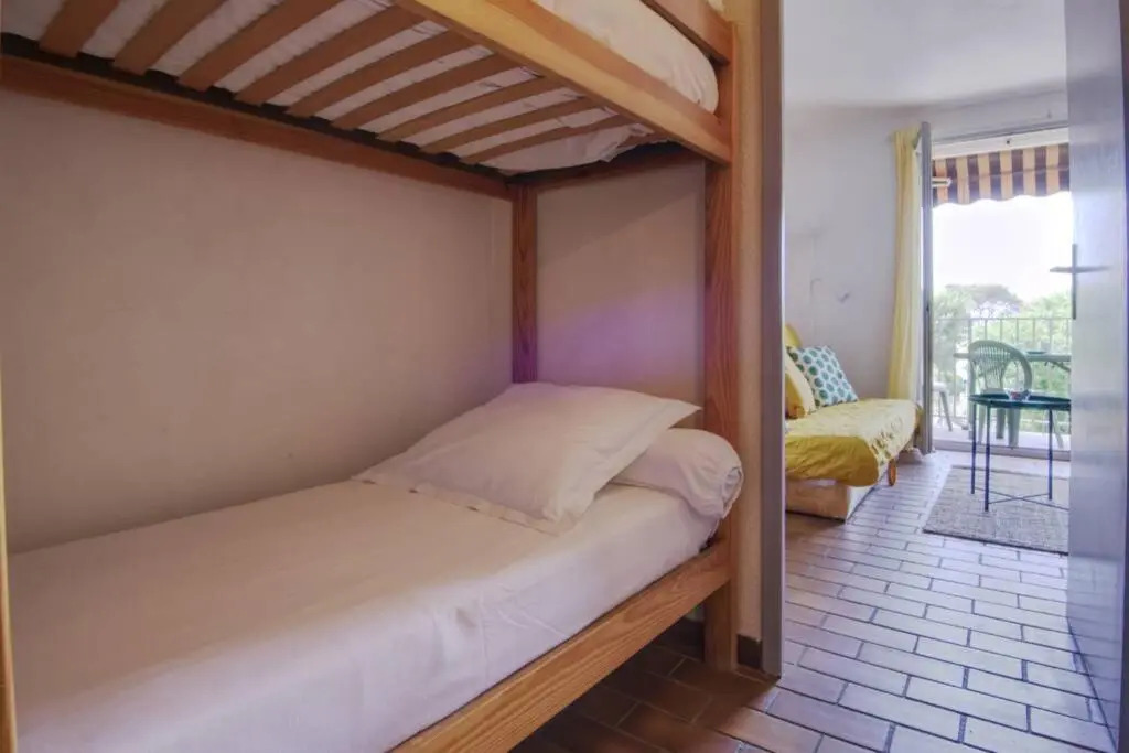 ST-CYR - Studio avec balcon, vue mer et proche plage