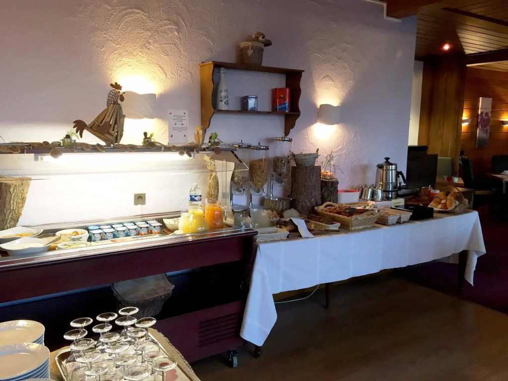 Logis Hôtel-Restaurant Aux Trois Roses