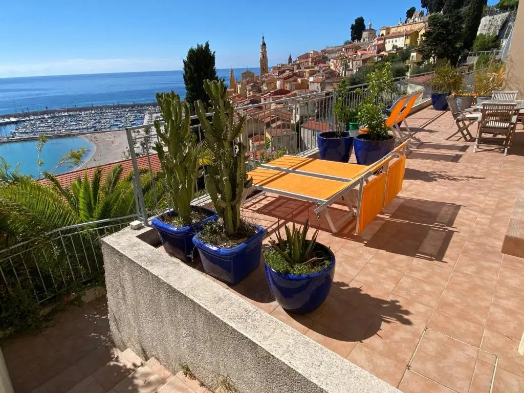 Villa lensoleillée vue panoramique mer, 250m de la plage et du centre ville