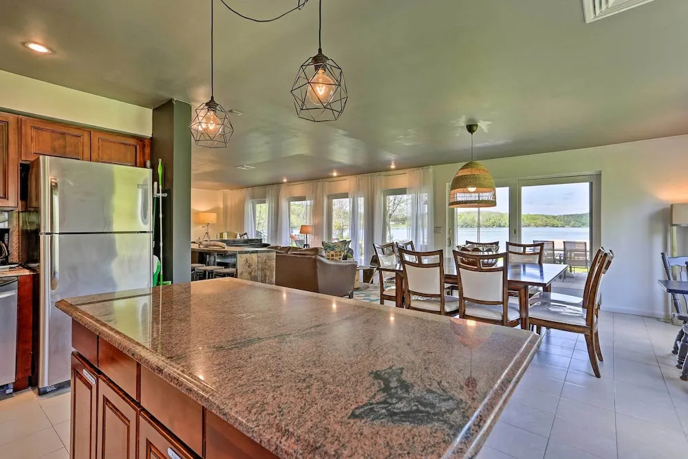Luxe Lakefront Family Cottage: Private Beach, Dock