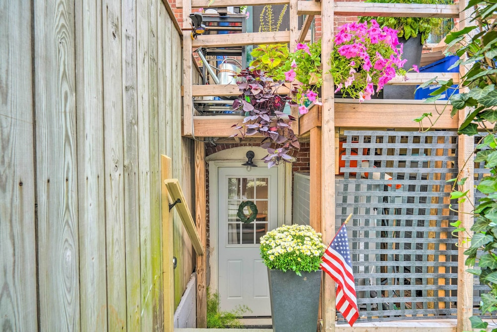 2 Mi to Dtwn: Boston Townhome Near Beaches!