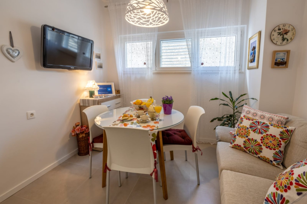 Apartment Ljubav - with parking : A1 Makarska, Riviera Makarska