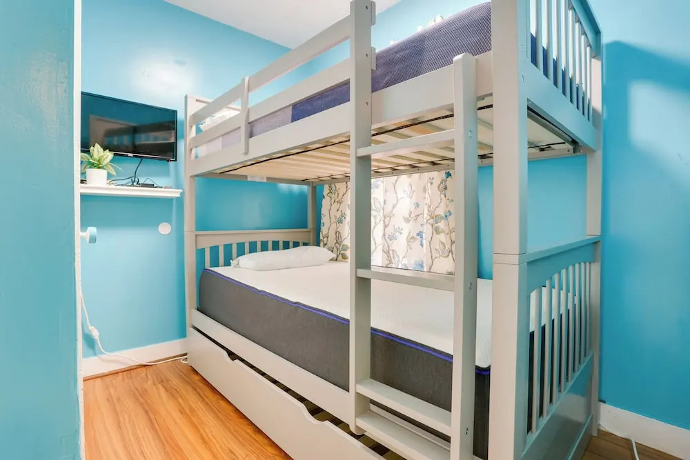 8 Mi to Metlife Stadium: Pet-friendly Home w/ Yard