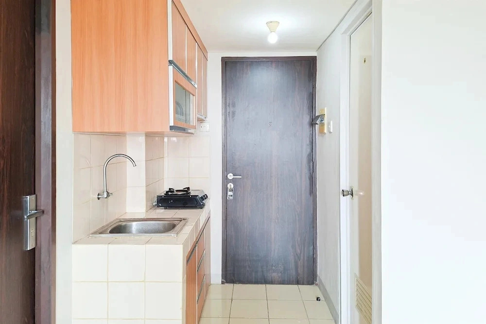 Spacious And Warm Combined Studio Room At Apartment Serpong Greenview