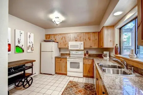 Cedars 18 - Ski-In/Ski-Out Apartment