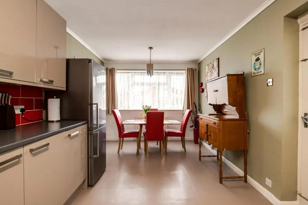 3 Bed Renovated Bungalow - 3 car or RV pkg - Garden