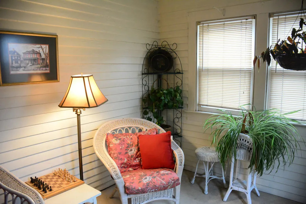 Looking Glass Inn