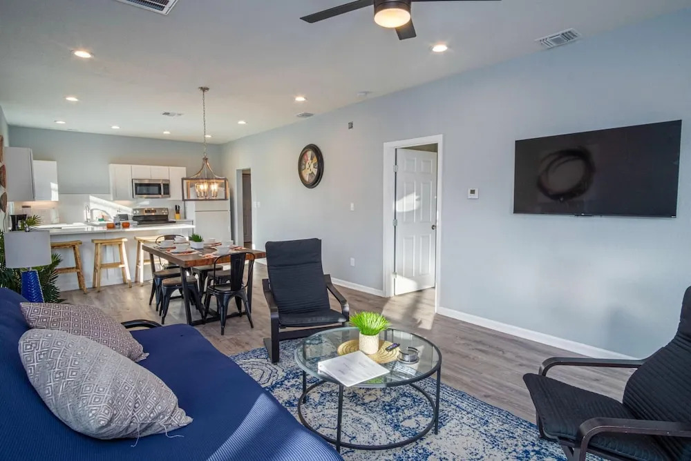 Downtown Dream Home Spacious 4br/2ba Sleeps 12!