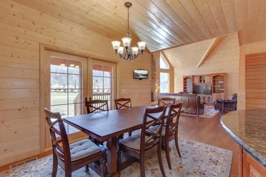 Orchard Hideaway, 3 Bedrooms, Fireplace, WiFi, Gas Grill, Sleeps 6