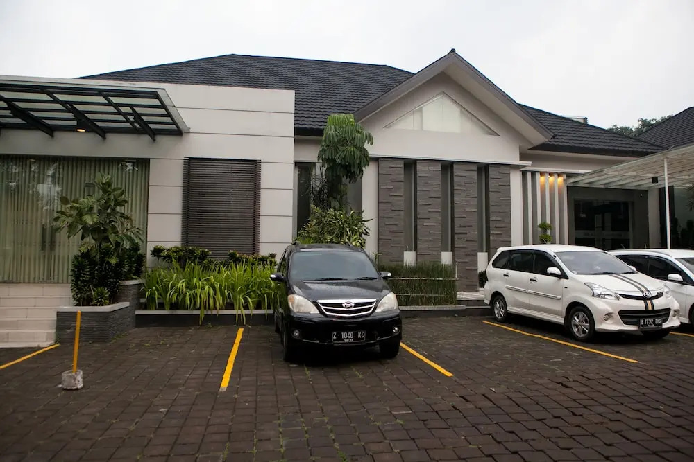 RedDoorz Plus near Bandung Indah Plaza
