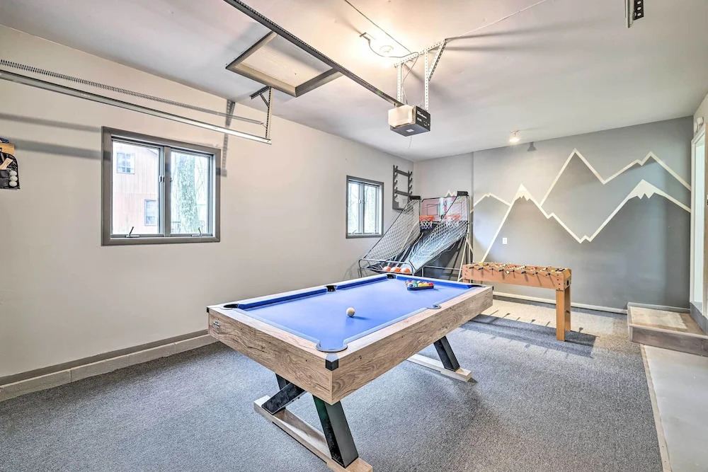 Hot Tub, Game Room & Fire Pit: Poconos Retreat