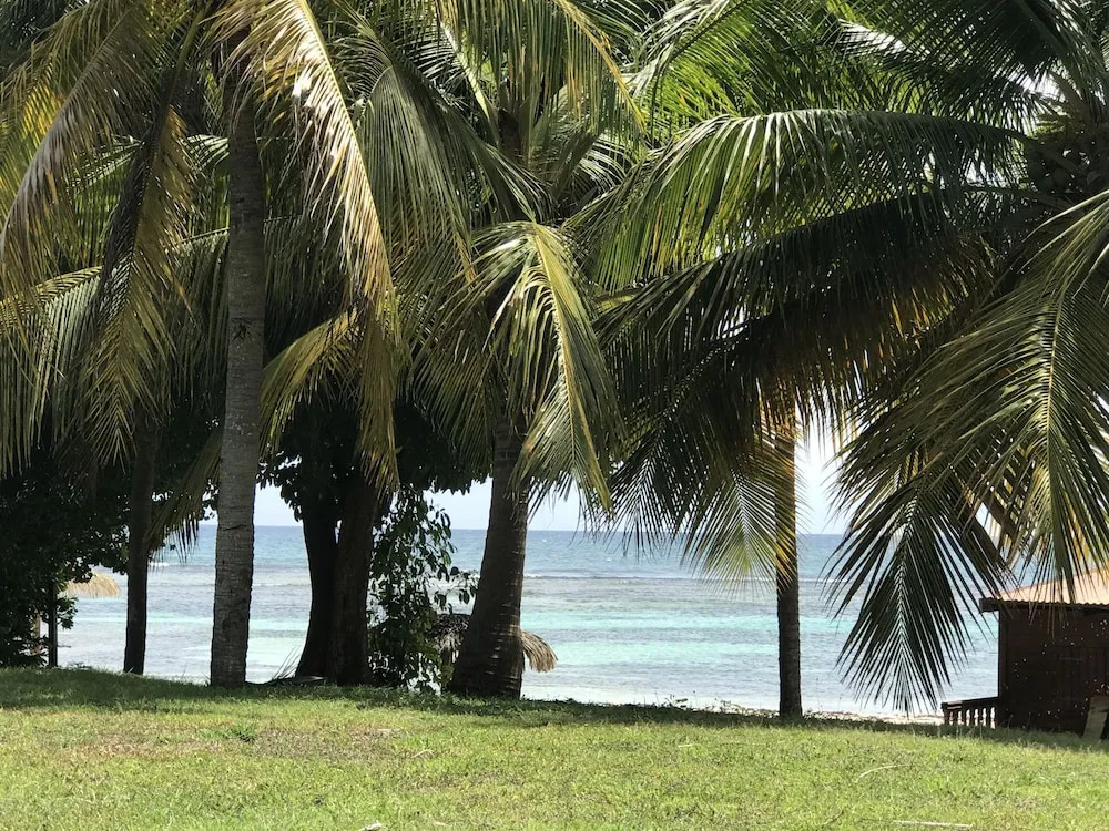 Ti. Maanga vue mer et pieds dans l'eau