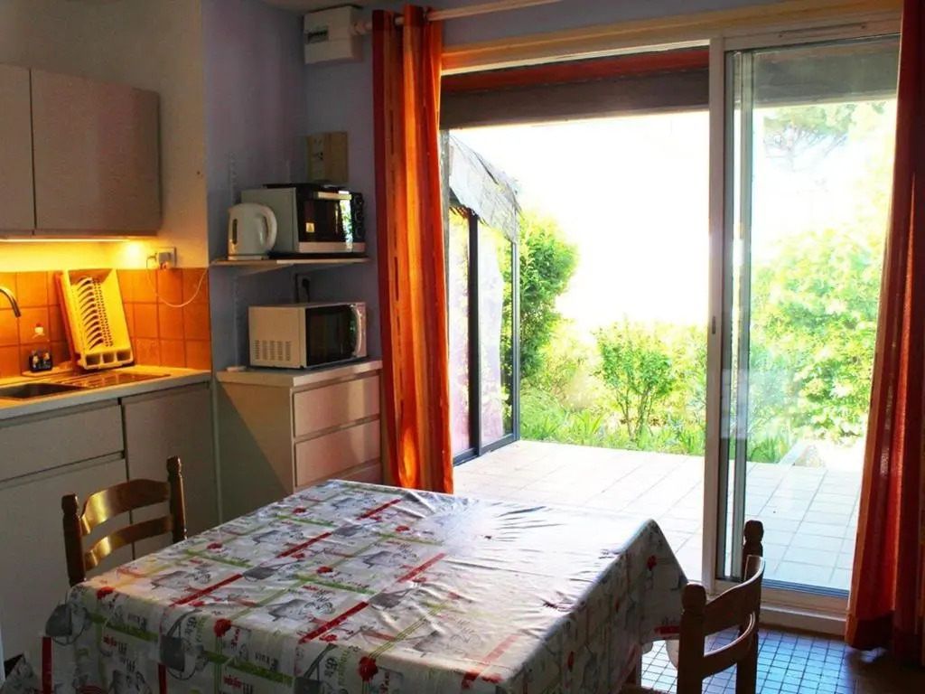 Villa mitoyenne T3 avec piscine et parking - FR-1-607-49