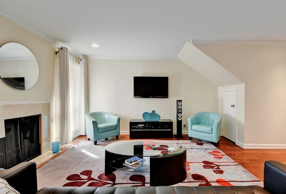 Downtown Austin Apt. W/ 2 Decks 1 Bedroom Condo