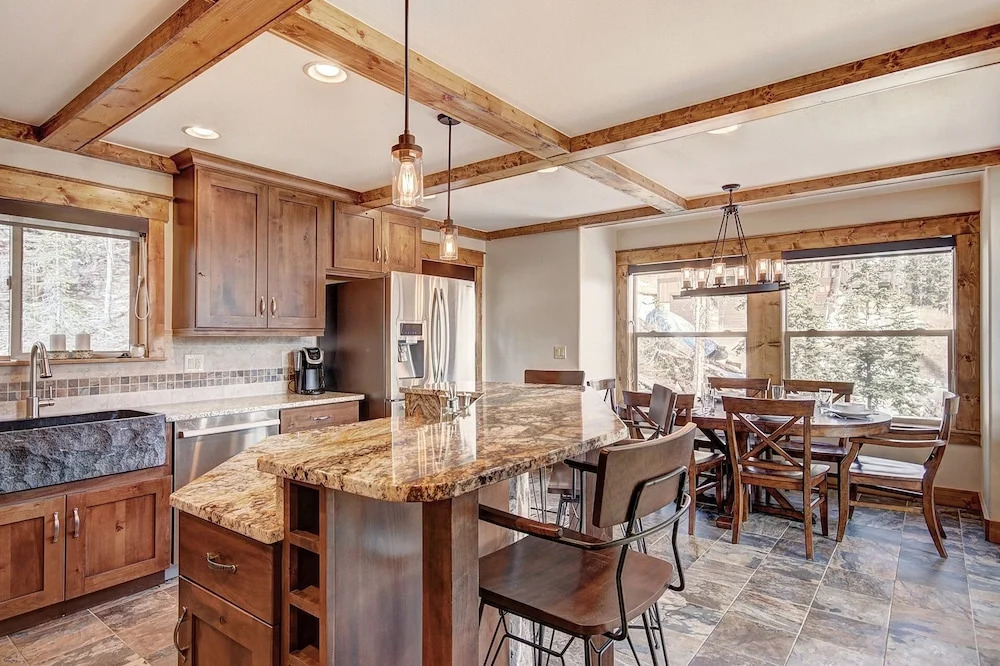 Mountain View Lodge 4 Bedroom Home by RedAwning
