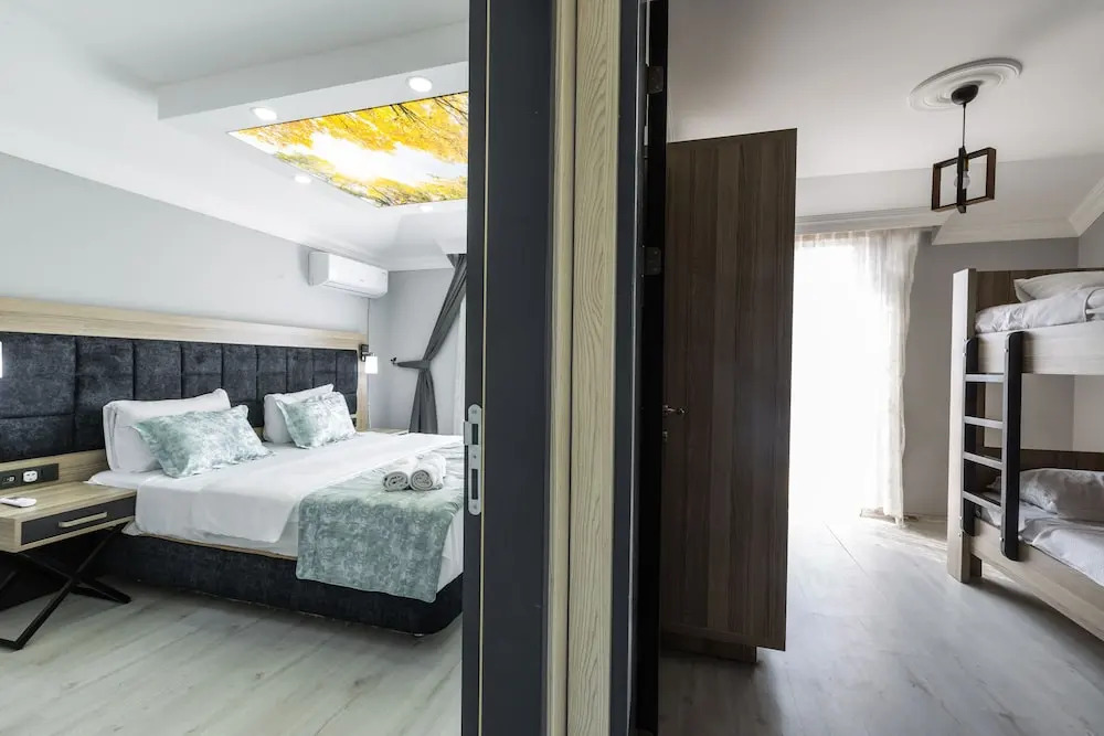 Li̇fe Pool Sui̇te Hotel