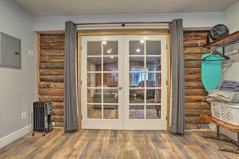 Rustic Anchorage Hideaway: Walk to Coastal Trail!