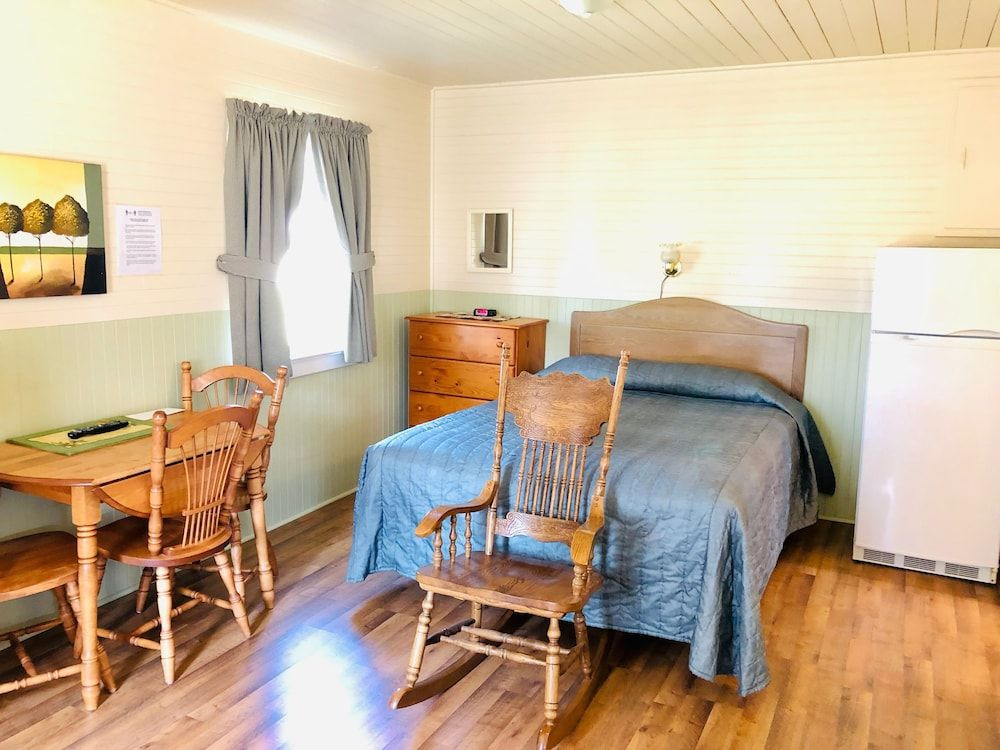 Green Gables Bungalow Court