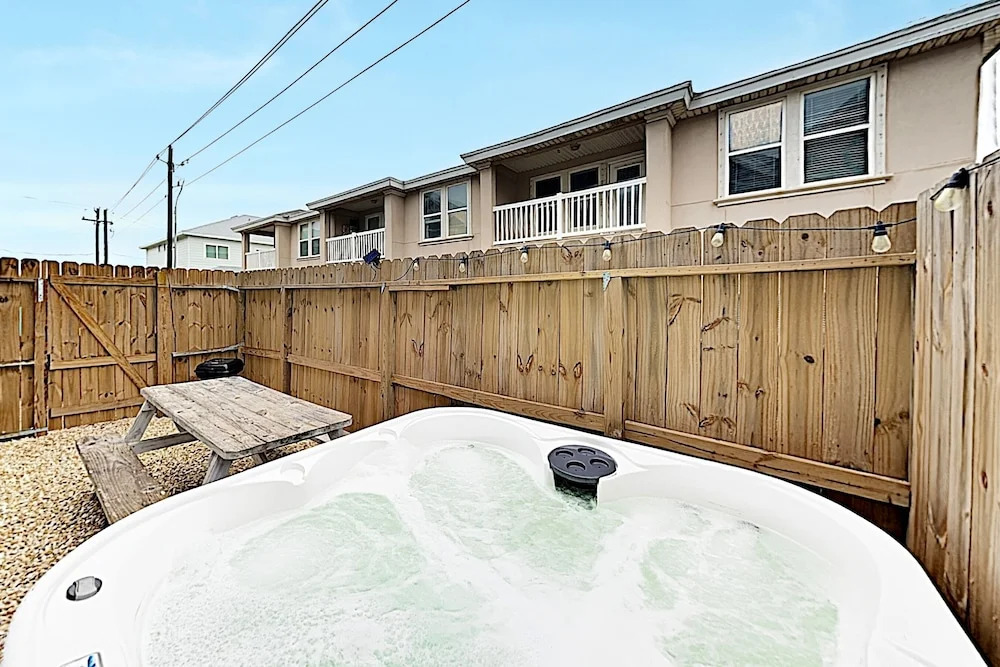 New Listing! Sandy Feet W/ Hot Tubs 8 Bedroom Townhouse