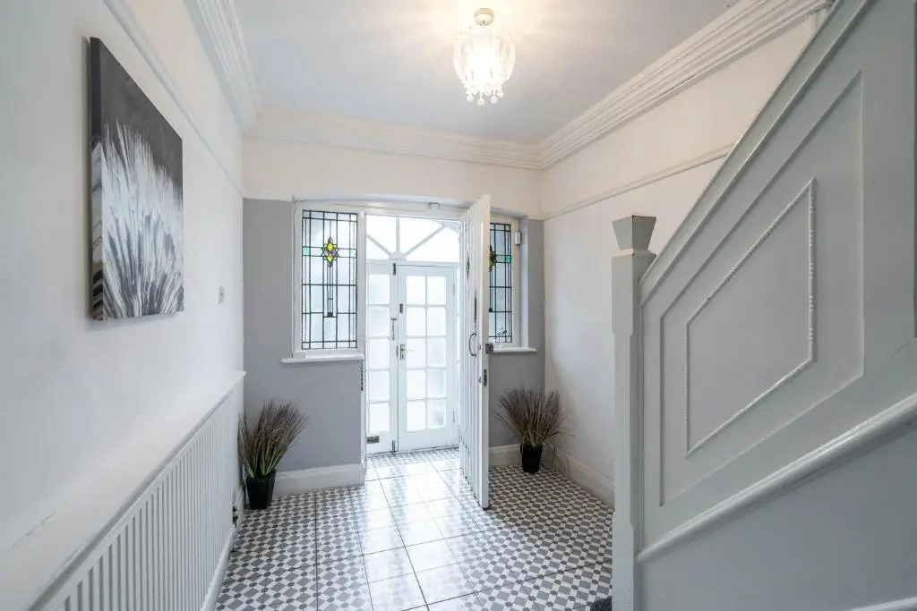 HAUS Detached Five Bed House - Off-street Parking - 11 Guests - Garden -WIFI - Smart TV-TOP RATED