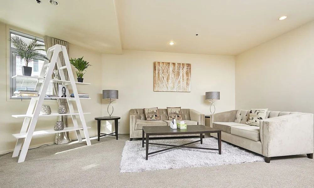 QV Spacious Bright Apartment with Balconies and Parking - 932