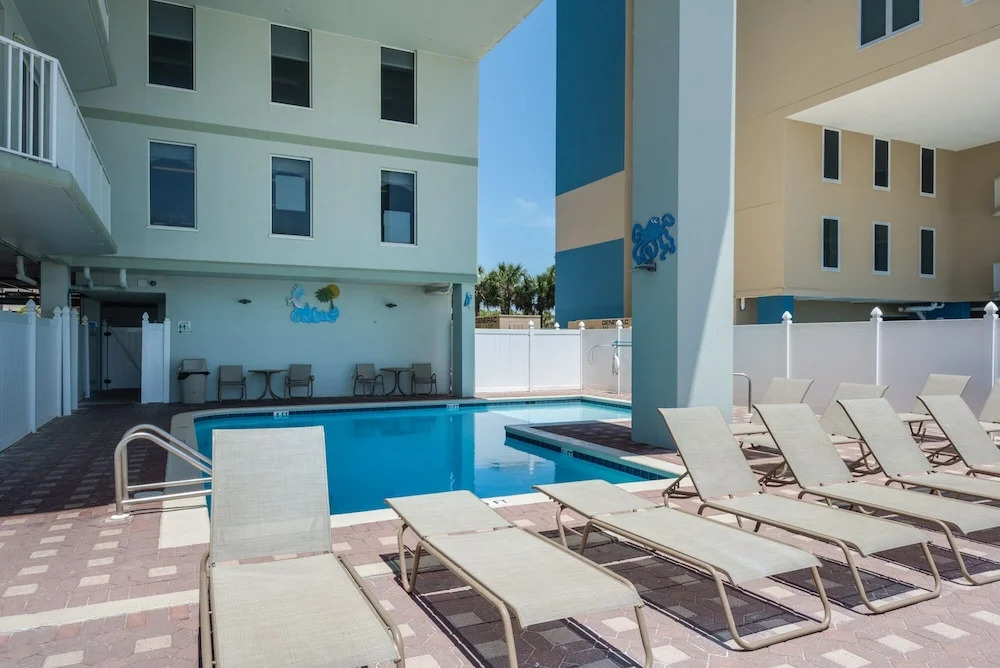 Gulf Front Master Suite! Directly On The Beach! 3 BR / 2 BA! Sleeps 8