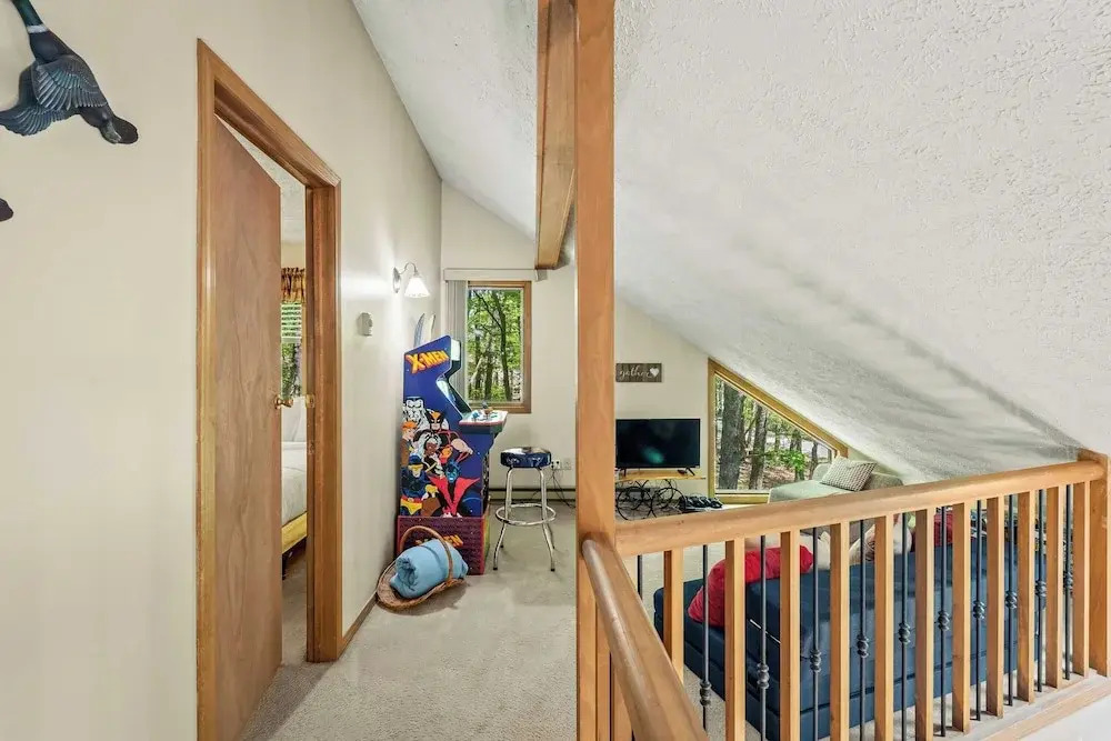 Shady Pines by Avantstay Enclosed Porch, Game Rooms, & Lake/beach Access!